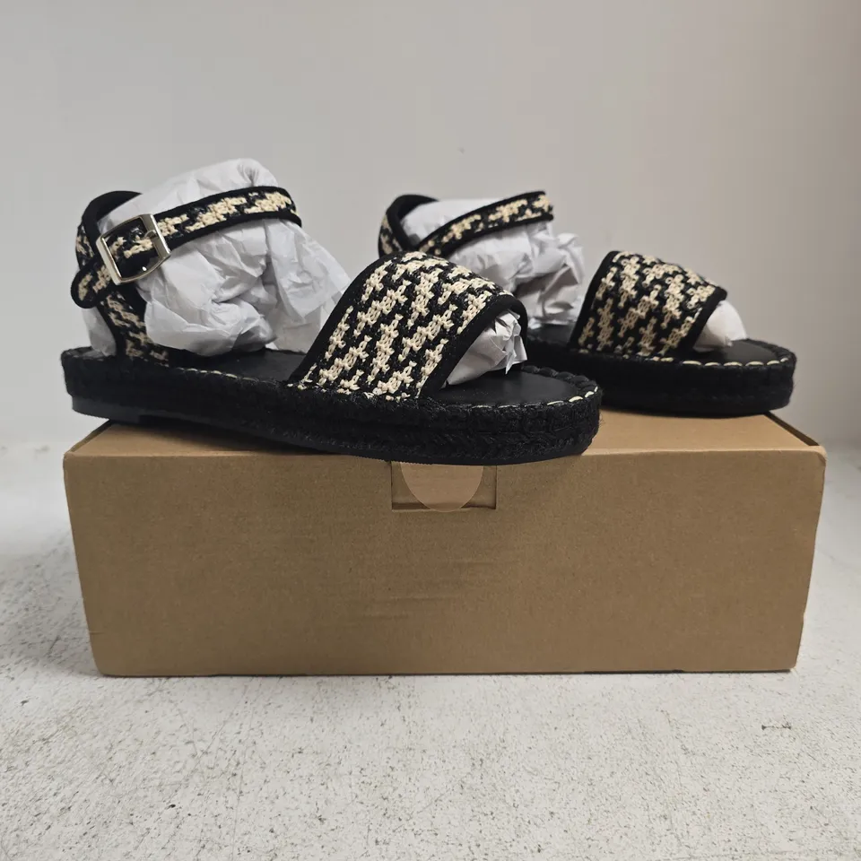 BOXED PAIR OF SIMPLY BE OPEN TOE SANDALS IN BLACK/BEIGE SIZE UK 5