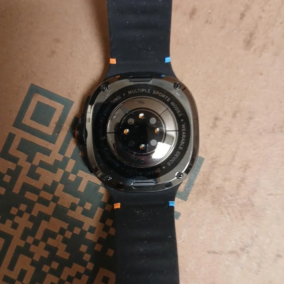SMARTWATCH WITH BLACK SILICONE STRAP – ROUND FACE (NO BRAND VISIBLE)