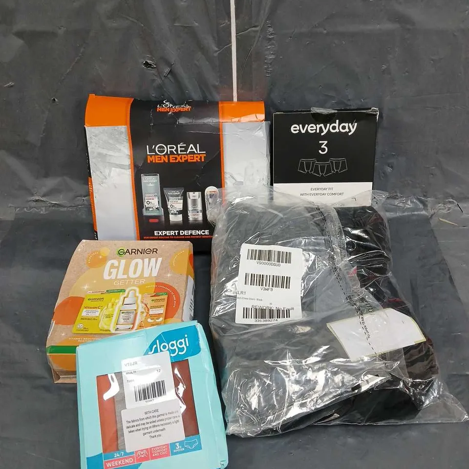 LOT OF APPROXIMATELY 5 ASSORTED ITEMS TO INCLUDE - L'OREAL MEN EXPERT DEFENCE KIT - GARNIER GLOW GETTER KIT - STRETCH CHINO SHORT IN BLACK SIZE 36 - ETC