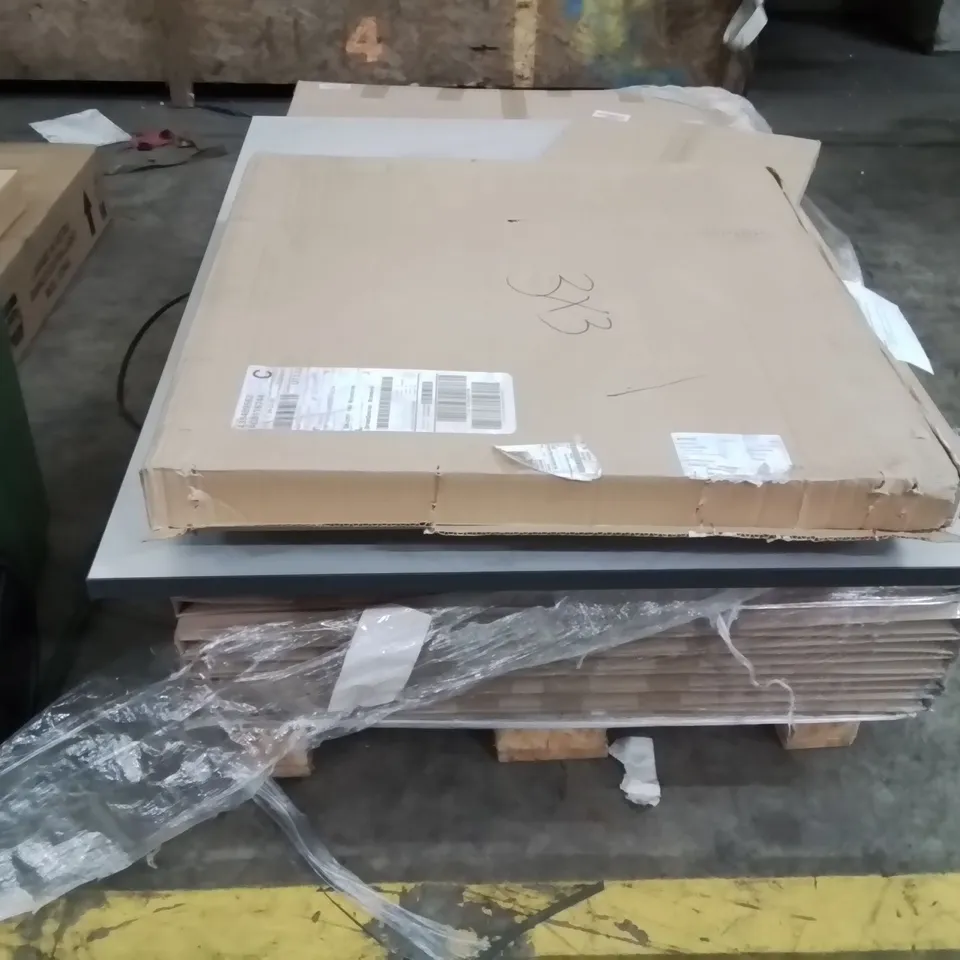 PALLET CONTAINING LARGE AMOUNT OF OFFICE SPACE DESK DIVIDERS 