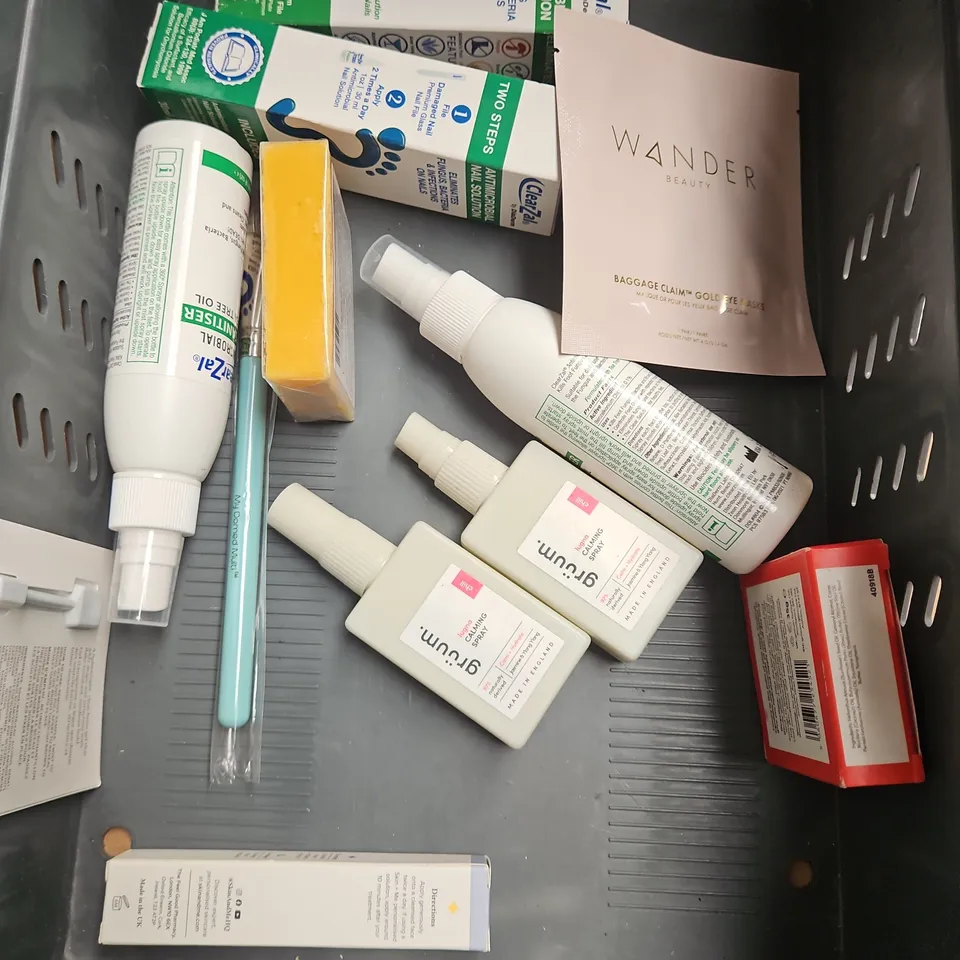 APPROXIMATELY 20 ASSORTED HEALTH & BEAUTY PRODUCTS TO INCLUDE - PIXI BROW TAMER - KERASTASE CHROMA ABSOLU MASK - CURLSMITH CURL DEFINING STYLING SOUFFLE - ETC