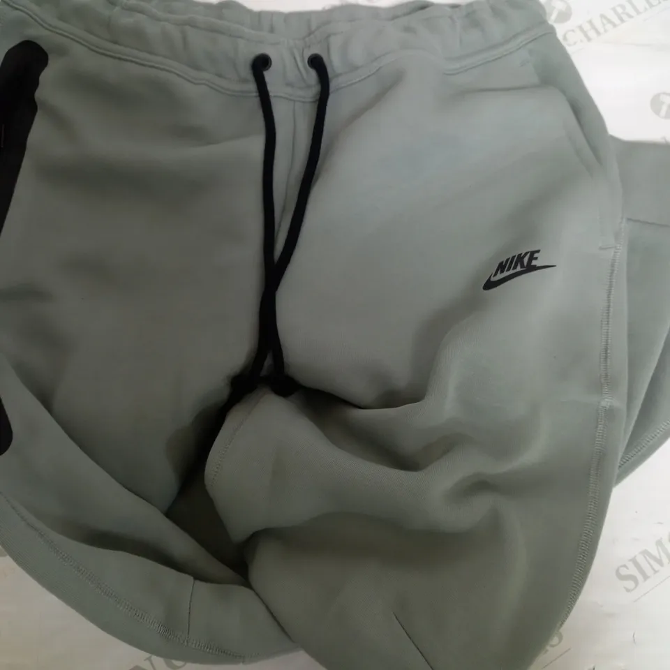NIKE SKY GREY TECH FLEECE TRACKSUIT - LARGE