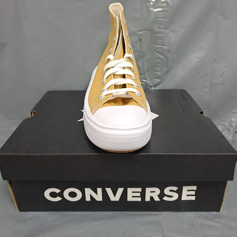 BOXED PAIR OF CONVERSE WOMEN'S SHOES IN SAND DUNE SIZE UK 4