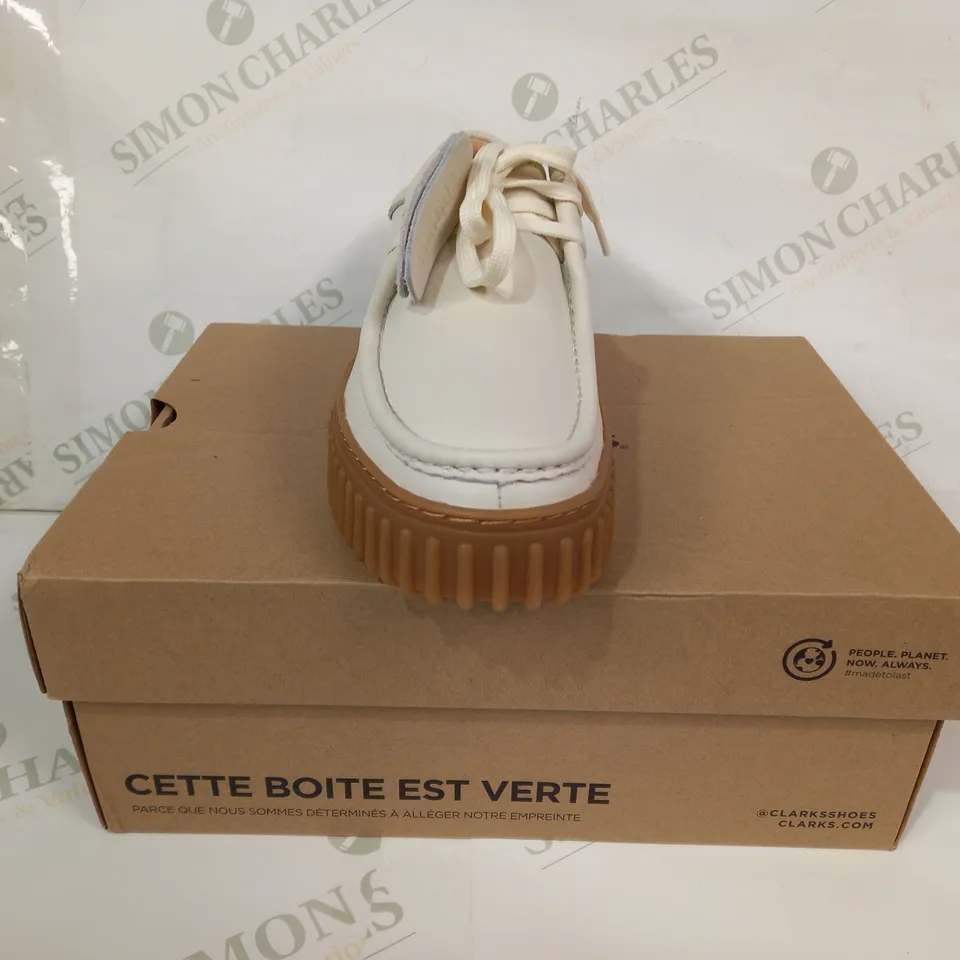 BOXED PAIR OF CLARKS TORHILL BEE CHUNKY LEATHER SHOES IN OFF WHITE UK SIZE 5.5