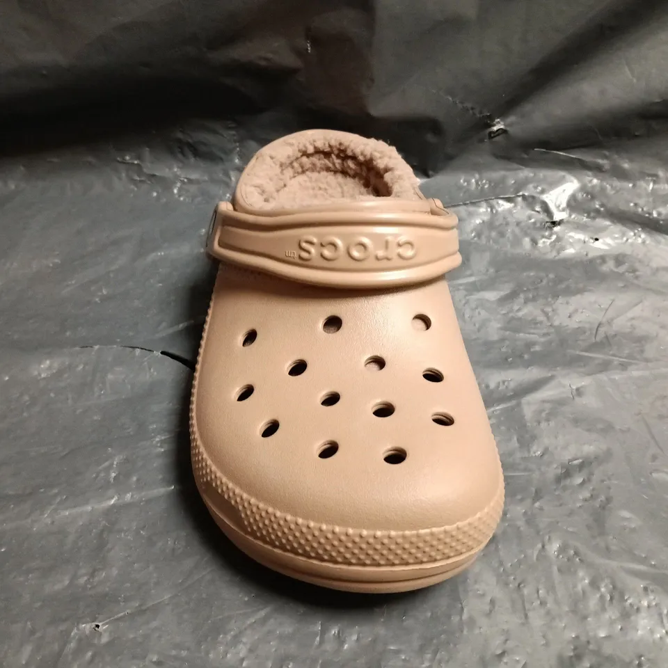PAIR OF CROCS CLASSIC LINED CLOGS IN CHOCOLATE SIZE UK M3/W4