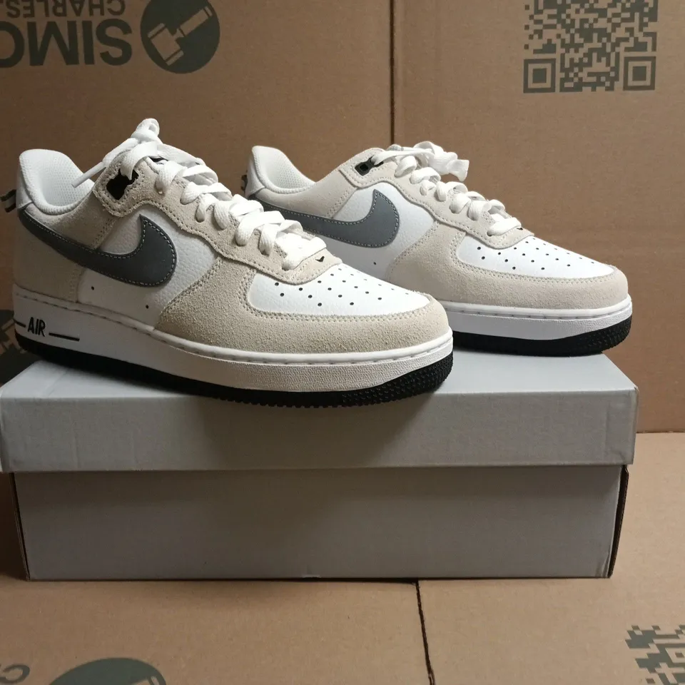 BOXED PAIR OF NIKE AIR FORCE 1 '07 LV8 TRAINERS IN WHITE/GREY SIZE UK 7