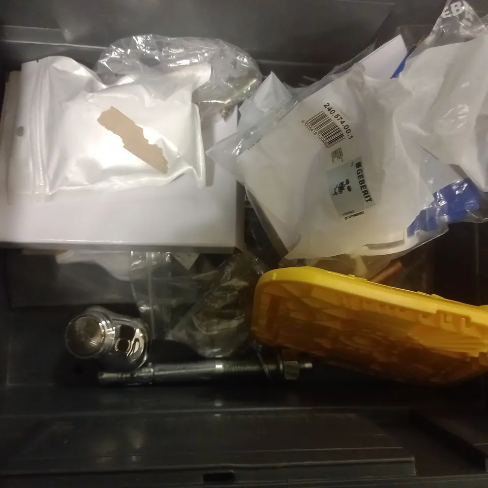 BOX OF APPROX 15 ASSORTED ITEMS TO INCLUDE - 7OZ 50 PAPER CUPS - POMODORO PIZZA CUTTER WHEEL - TREE DECPRATION ECT