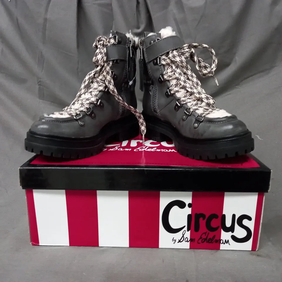 BOXED PAIR OF CIRCUS GRETCHEN LEATHER ANKLE BOOTS IN GREY/DARK SIZE 5
