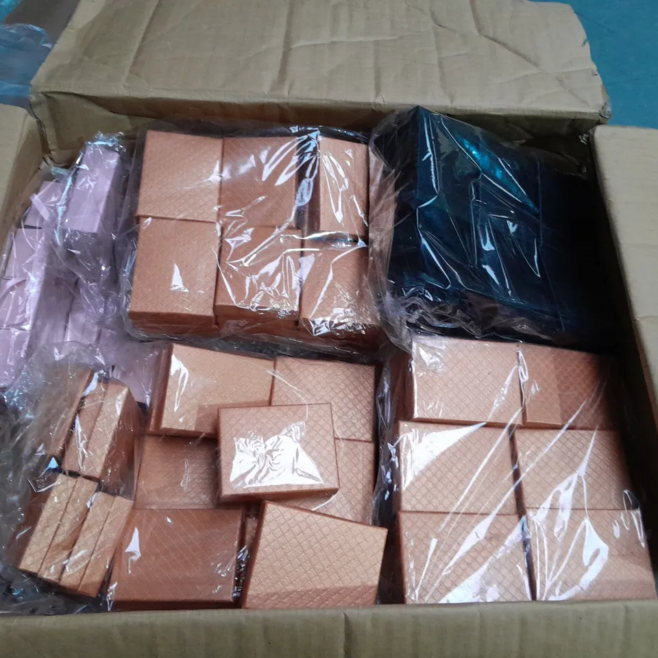 LARGE QUANTITY OF EMPTY GIFT BOXES IN MIXED COLOURS - BOX DIMENSIONS 9X7X3CM 