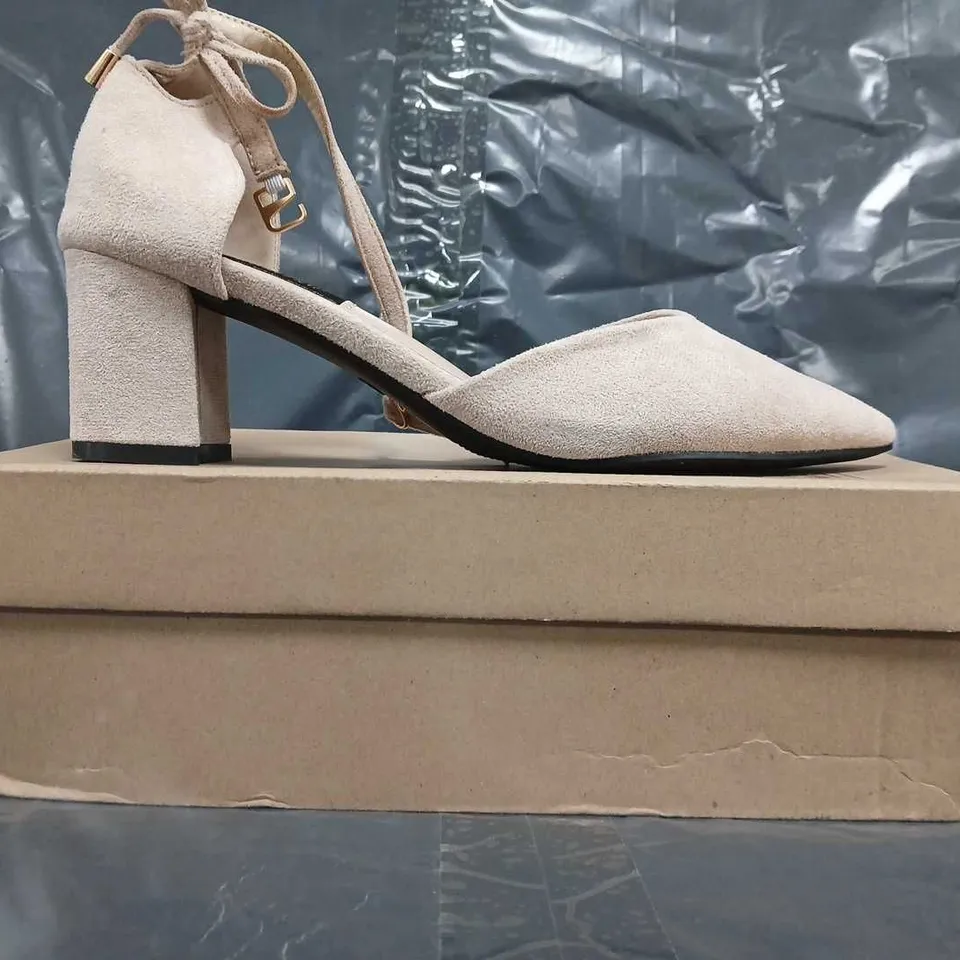 BOXED PAIR OF MIAOMINA POINTED TOE LOW BLOCK HEEL SHOES IN BEIGE SIZE EU 40