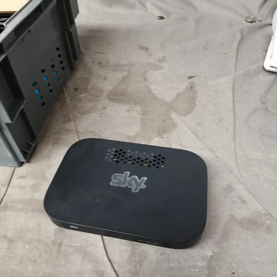TOTE OF APPROXIMATELY 10 ASSORTED ITEMS TO INCLUDE:  SKY ROUTER 