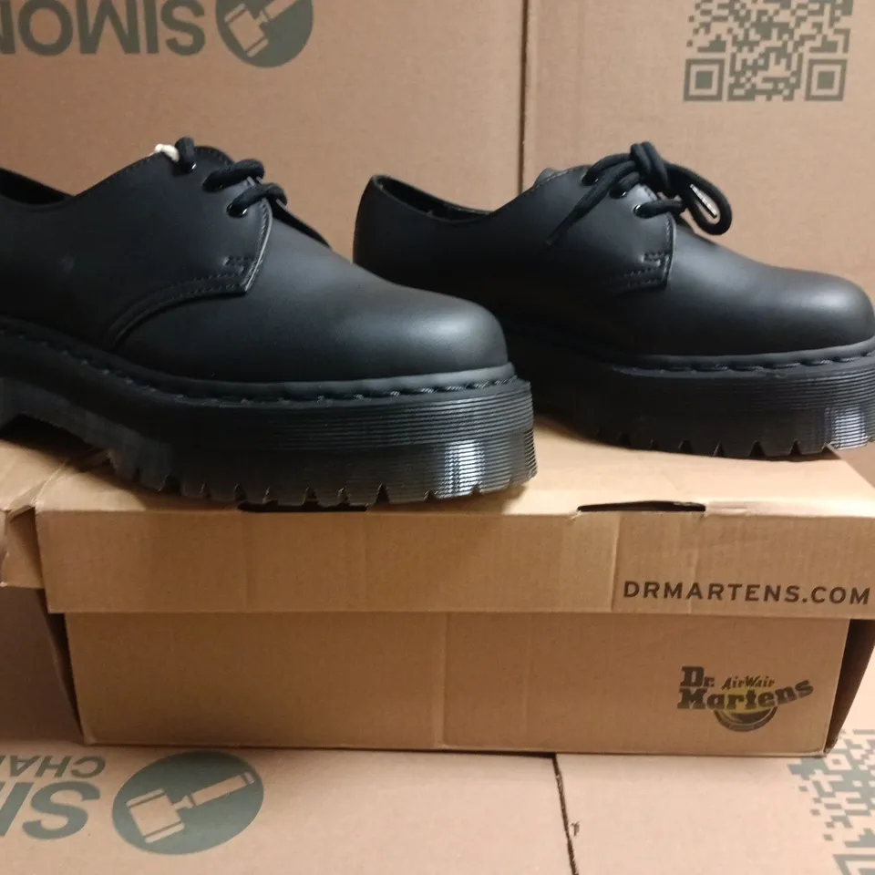 BOXED PAIR OF DR MARTENS V 1461 QUAD MONO SHOES IN BLACK SIZE UK 7
