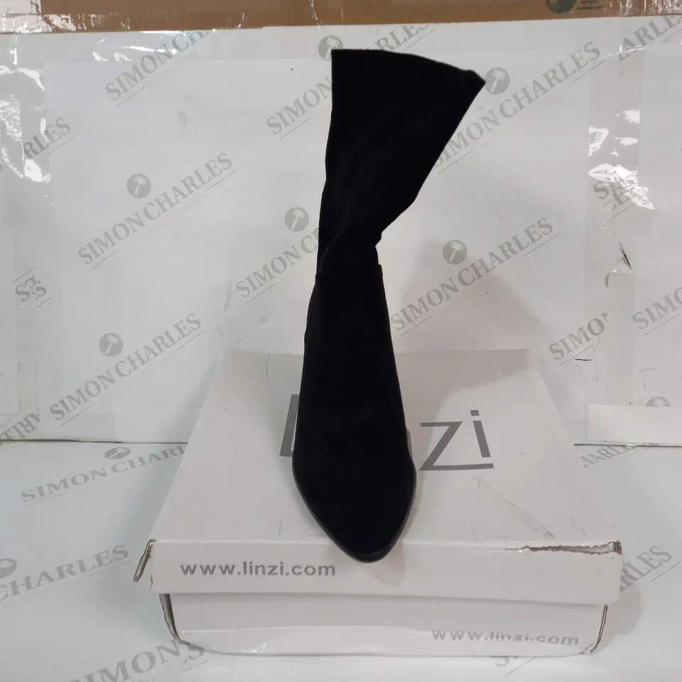 BOXED PAIR OF LINZI SIDE-ZIP BLOCK HEELED BOOTS IN BLACK EU SIZE 39
