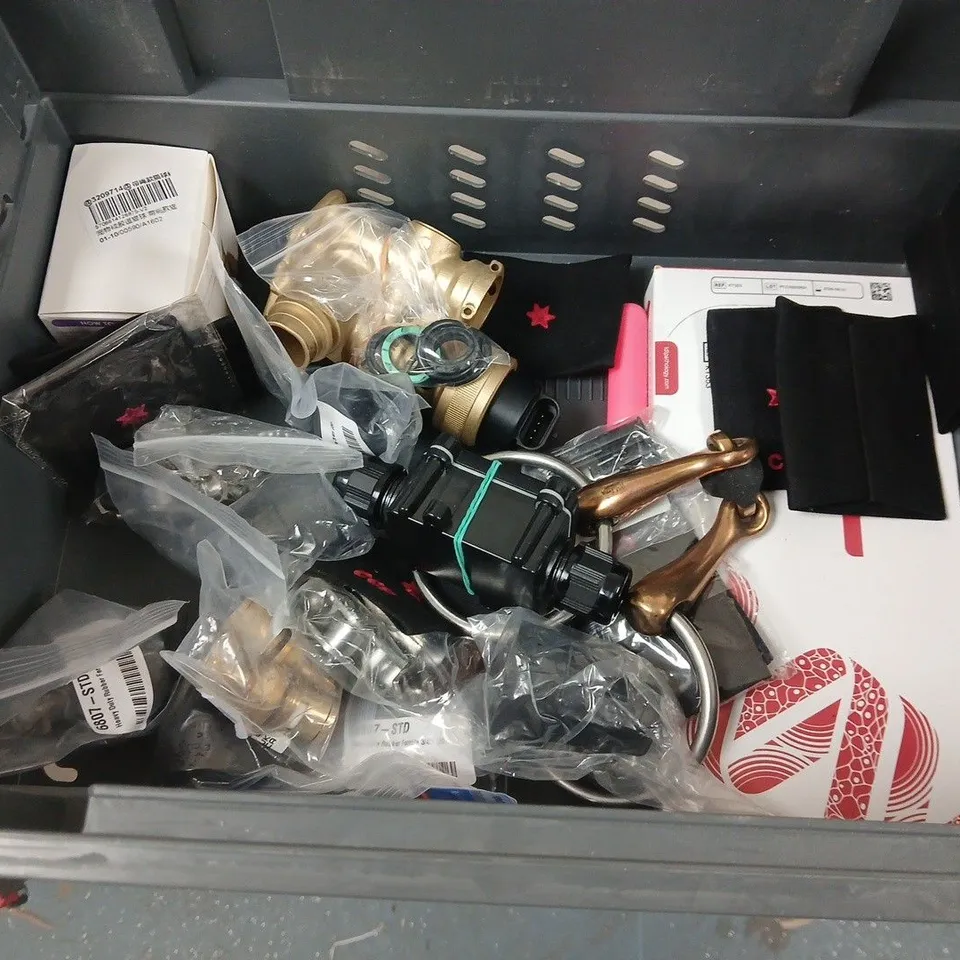 LOT OF ASSORTED HOUSEHOLD ITEMS TO INCLUDE SMEG CUTLERY, CAMPING LIGHT AND VARIOUS FITTINGS