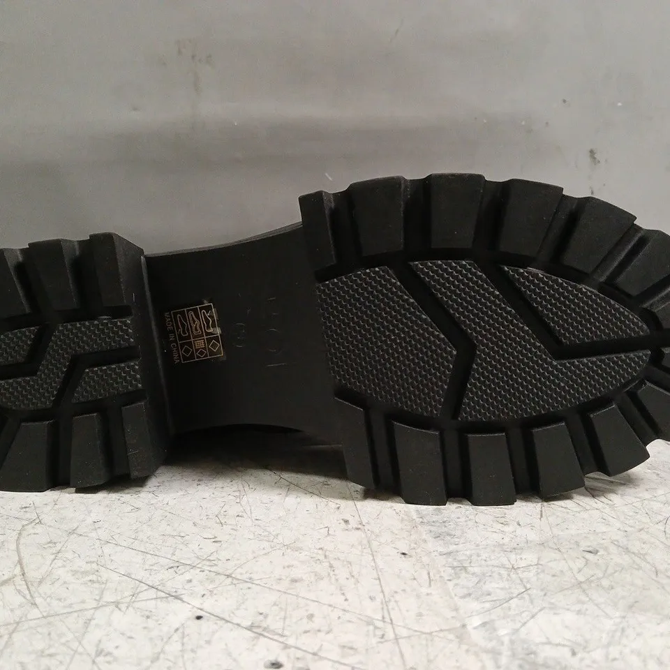 BOXED PAIR OF KOI VADER MEN'S PADDED CROFT BOOTS IN BLACK SIZE UK 9