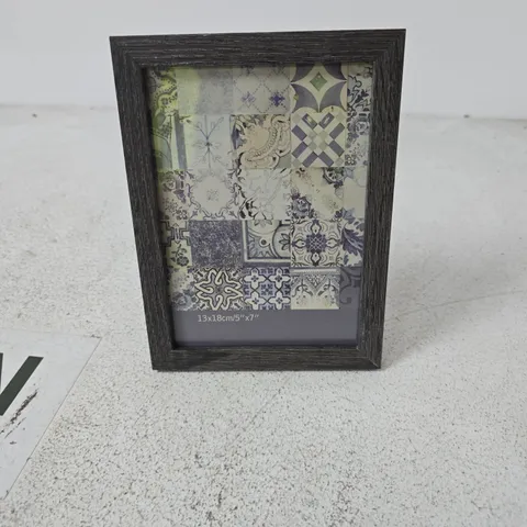 BOX OF APPROXIMATELY 18 ASSORTED ITEMS INCLUDING PHOTO FRAME , 3KG WEIGHT AND COMFORT GRIP CUTLERY SET 