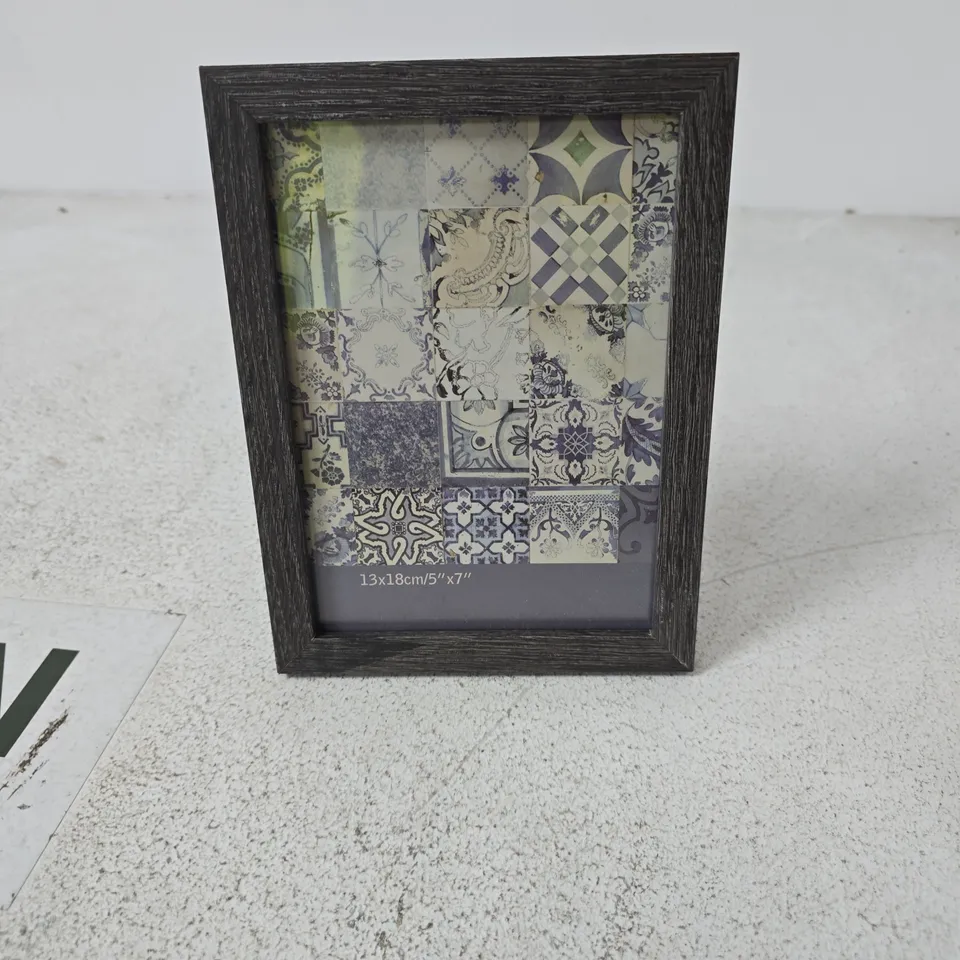 BOX OF APPROXIMATELY 18 ASSORTED ITEMS INCLUDING PHOTO FRAME , 3KG WEIGHT AND COMFORT GRIP CUTLERY SET 