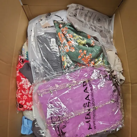 APPROXIMATELY 20 ASSORTED CLOTHING ITEMS IN VARIOUS SIZES, STYLES AND COLOURS