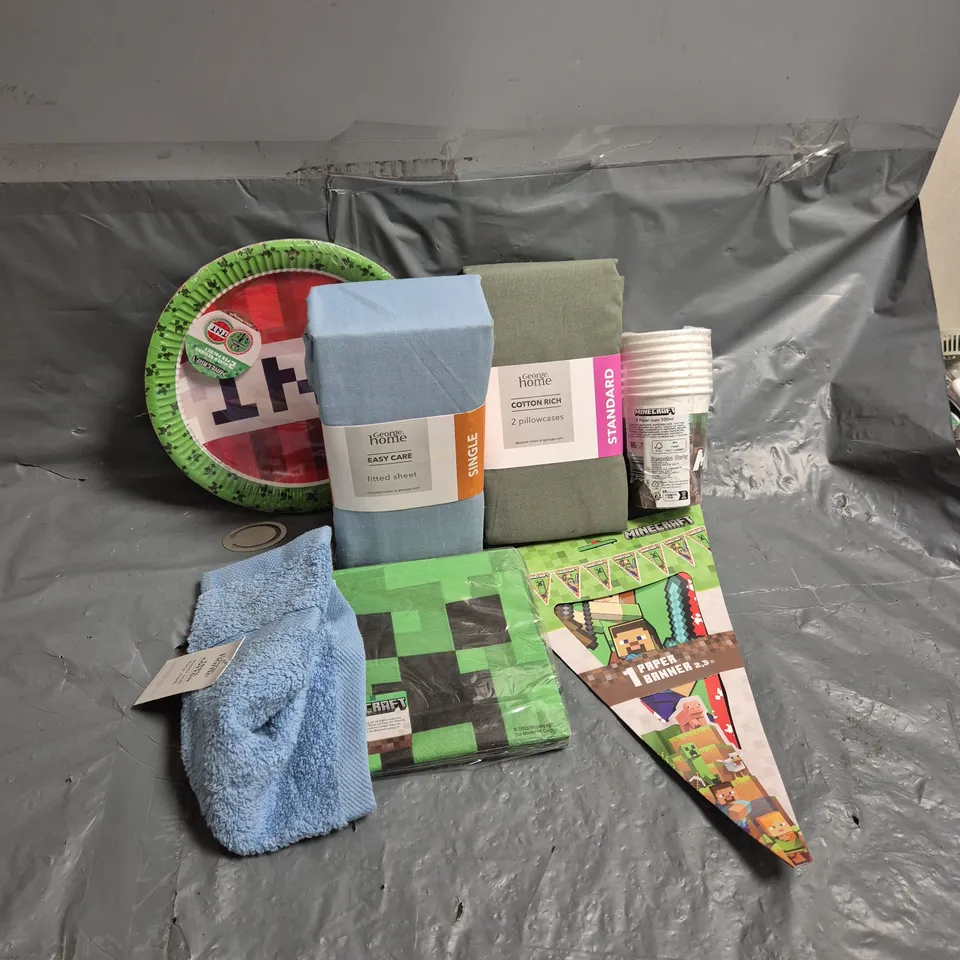 APPROXIMATELY 20 ASSORTED ITEMS TO INCLUDE MINECRAFT PARTY ITEMS, PILLOWCASES, FITTED SHEETS, ETC