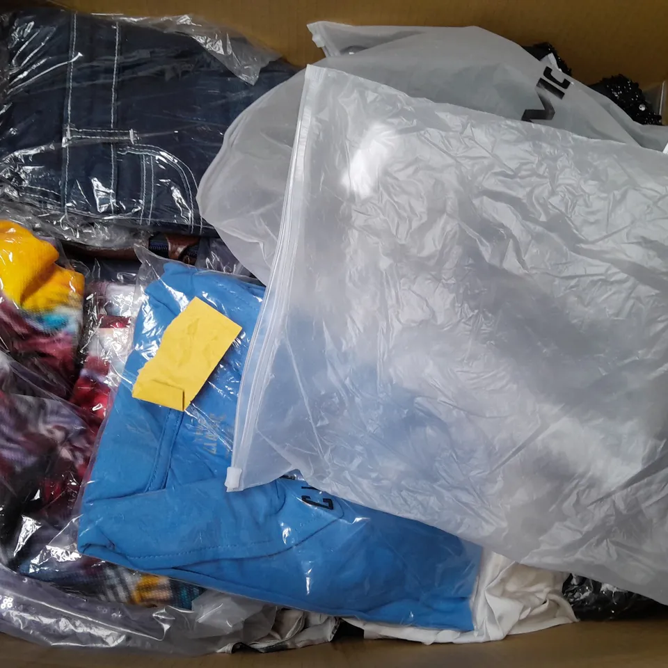 BOX OF APPROXIMATELY 25 ASSORTED CLOTHING ITEMS TO INCLUDE - SHORTS , SWIMSUIT , T-SHIRT ETC