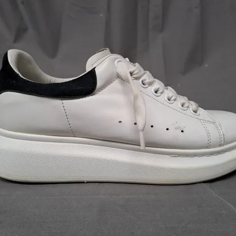 PAIR OF ALEXANDER MCQUEEN SHOES IN WHITE/BLACK EU SIZE 42