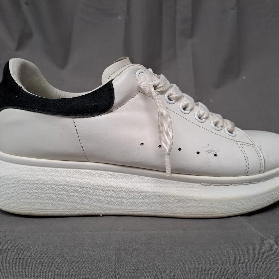PAIR OF ALEXANDER MCQUEEN SHOES IN WHITE/BLACK EU SIZE 42