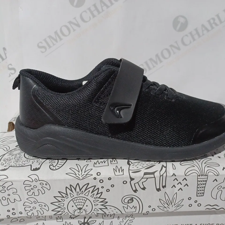 CLARKS AEON PACE O BLACK TRAINERS - UK 1 1/2 