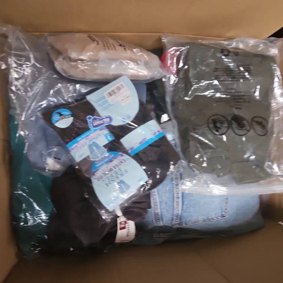 APPROXIMATELY 40 ASSORTED CLOTHING ITEMS IN VARIOUS SIZES, STYLES & COLOURS TO INCLUDE SWEATERS, TOPS, SOCKS, ETC - COLLECTION ONLY