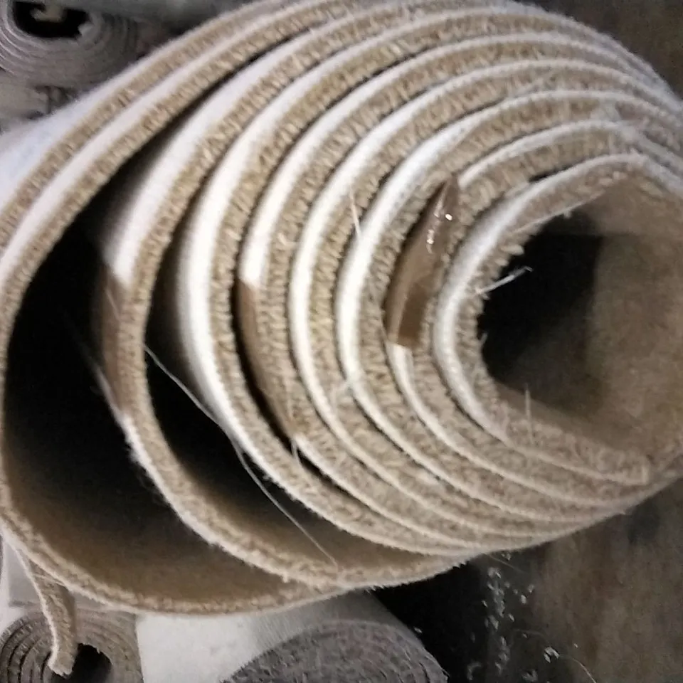 ROLL OF QUALITY CARPET RUNNER CREAM APPROXIMATELY 1.56M X SIZE UNSPECIFIED