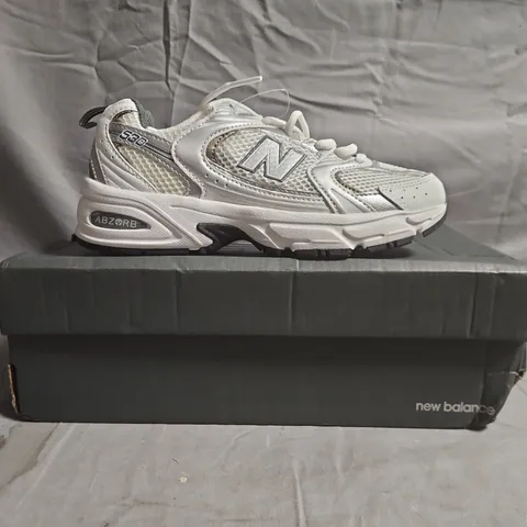 BOXED PAIR OF NEW BALANCE TRAINERS IN WHITE/SILVER SIZE UK 4