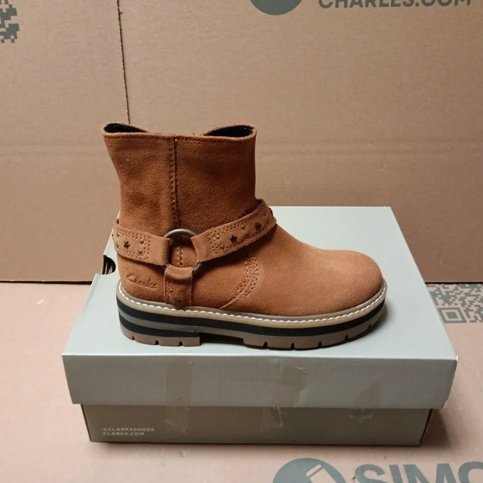 BOXED PAIR OF CLARKS KIDS PRAGUE SHINE BOOTS IN TAN SUEDE - UK 10.5 KIDS