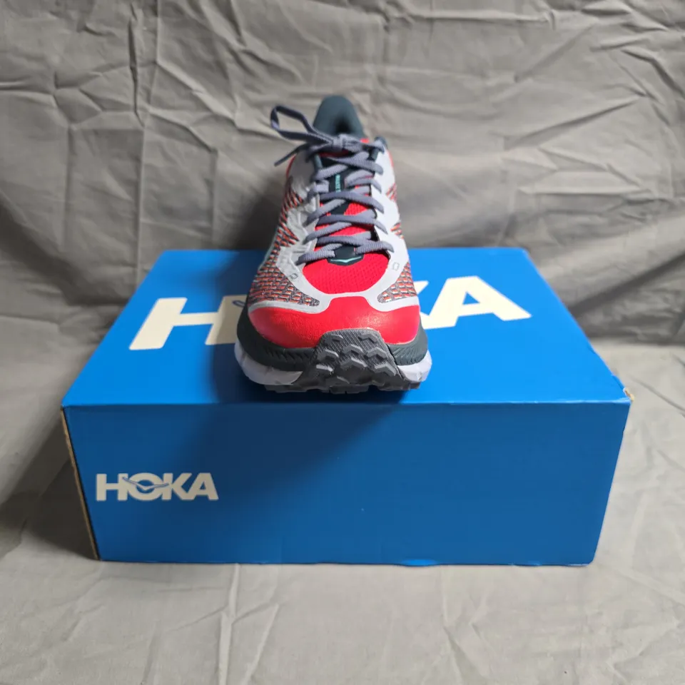BOXED PAIR OF HOKA MAFATE SPEED 4 TRAINERS IN GREY/RED SIZE UK 9