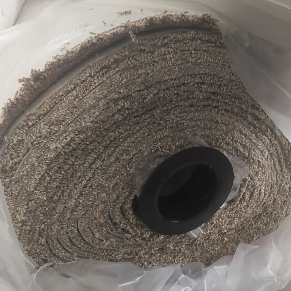 ROLL OF QUALITY SUBLIME HORSE FARM CARPET - APPROXIMATELY 17 x 5m