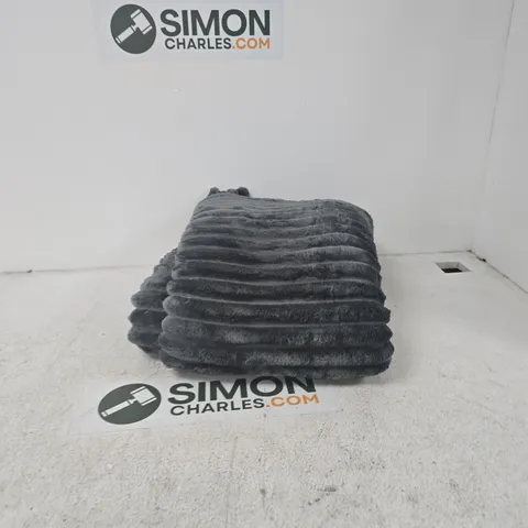GREY RIBBED FAUX FUR THROW