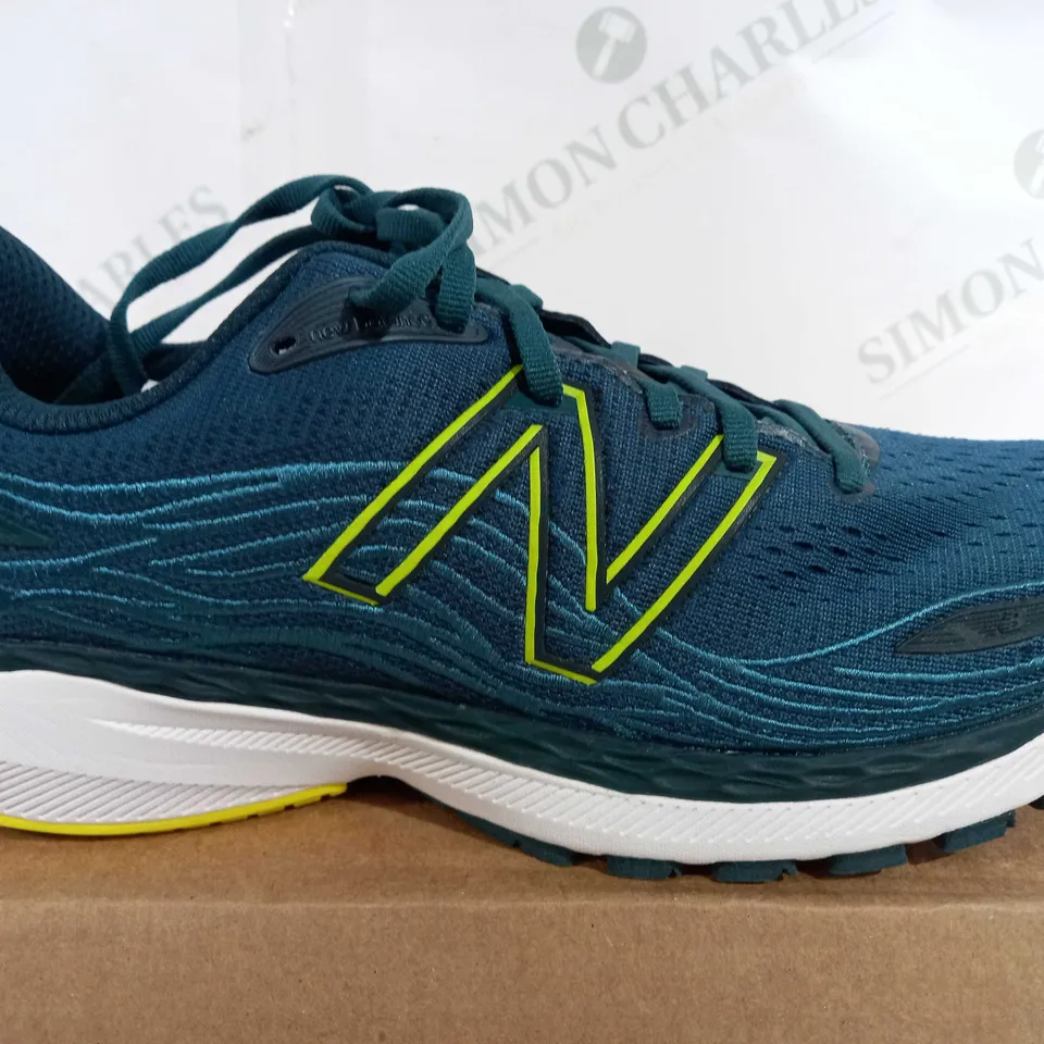 BOXED PAIR OF NEW BALANCE FRESHFOAM X 860 LACE UP TRAINERS IN SEA GREEN/LIME GREEN/ WHITE - UK 8.5