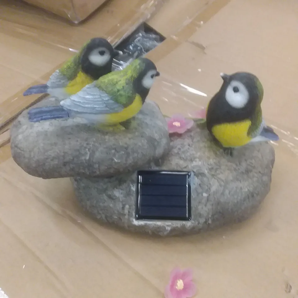 BOXED 3 BIRDS FIGURE WITH SOLAR LIGHT 
