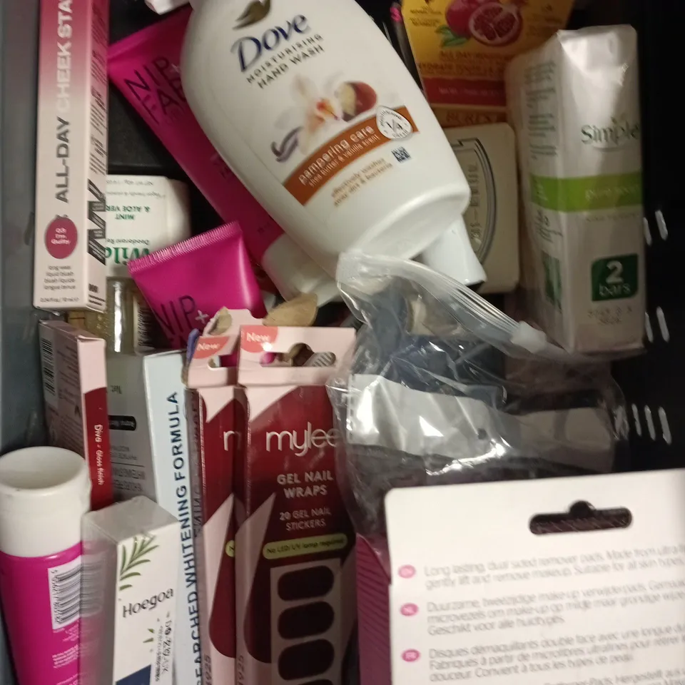 APPROXIMATELY 20 ASSORTED HEALTH & BEAUTY PRODUCTS TO INCLUDE TOOTH REPAIR, BURT'S BEES BABY, SANEX SOAP ETC 