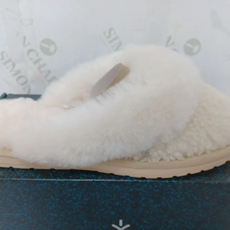 BOXED EMU AUSTRALIA SLIPPERS IN CREAM - W7/M8