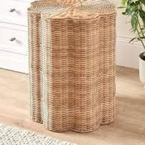 BOXED SCALLOPED LAUNDRY BASKET - NATURAL (1 BOX)