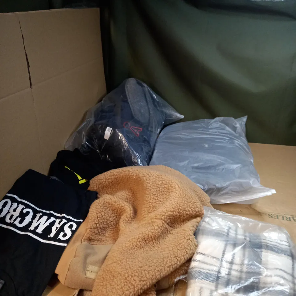 LOT OF APPROX. 50 ASSORTED CLOTHING ITEMS 