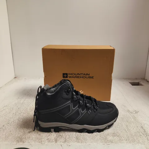 MOUNTAIN WAREHOUSE OSCAR 2 KIDS WALKING BOOTS – JET BLACK (BOXED) UK 5