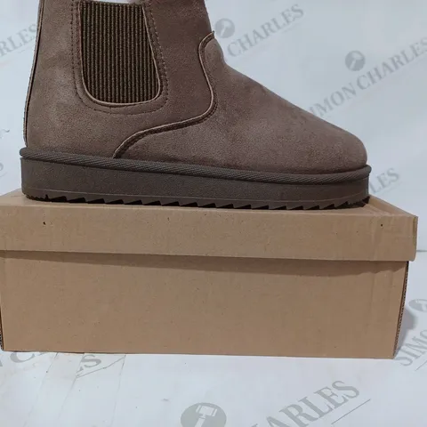 BOXED PAIR OF DESIGNER FAUX FUR LINED SHOES IN BROWN EU SIZE 39