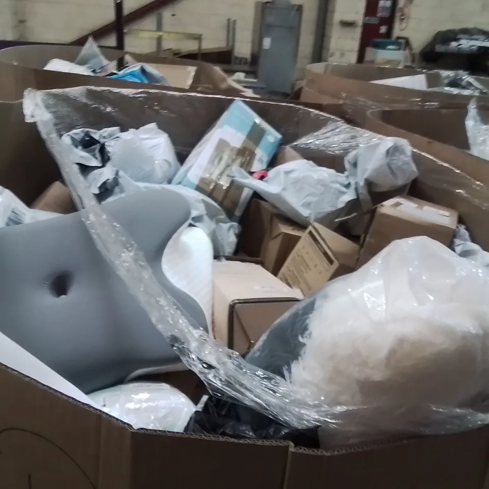 PALLET TO CONTAIN A LARGE QUANTITY OF PILLOWS