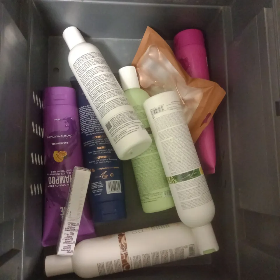 APPROXIMATELY 12 ASSORTED COSMETIC PRODUCTS TO INCLUDE - HAIRDRESSER'S NECKWOOL - GIVE ME MENS SHAMPOO - MILKSHAKE SHAMPOO - ETC 