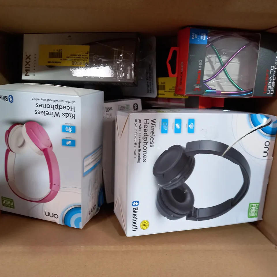 LOT OF APPROX. 20 X ITEMS TO INCLUDE TZUMI DECO SERIES SPEAKER, BLACKWEB POWER BANK, JVC HA-ABT WIRELESS EARBUDS, ONN DIGITAL RADIO, BLACKWEB USB-A TO USB-C CABLE, ETC.