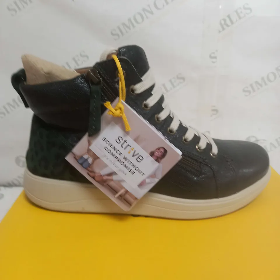 UNBOXED PAIR OF STRIVE HIGH TOP ZIP TRAINER SIZE 5.5