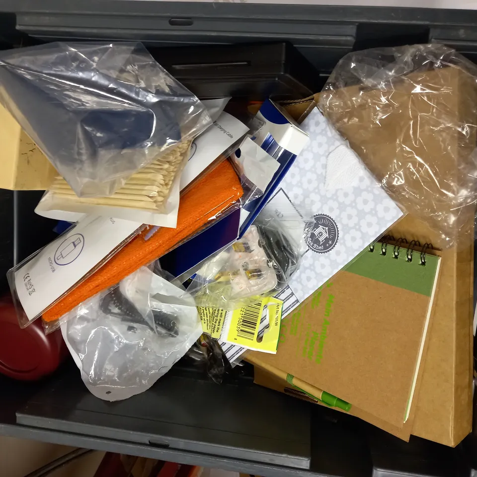LOT OF APPROX 20 HOUSEHOLD ITEMS TO INCLUDE HANDCUFFS, CHRISTMAS WRAPPING PAPER AND PENCILS