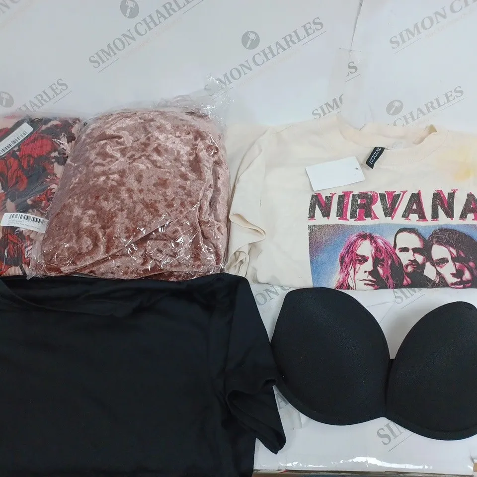 LARGE QUANTITY OF CLOTHING ITEMS TO INCLUDE DRESSES, SWEATERS, JEANS, T-SHIRTS, ETC