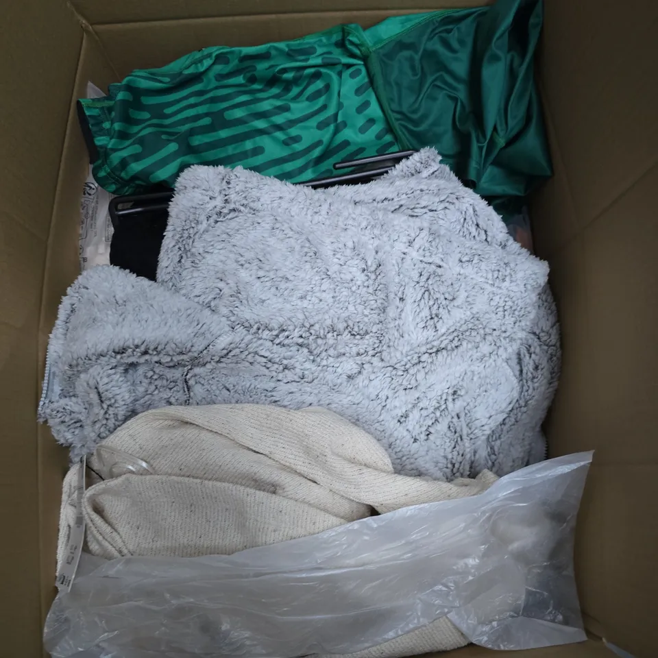 APPROXIMATELY 25 ASSORTED CLOTHING AND FASHION PRODUCTS IN VARIOUS STYLES AND SIZES - COLLECTION ONLY