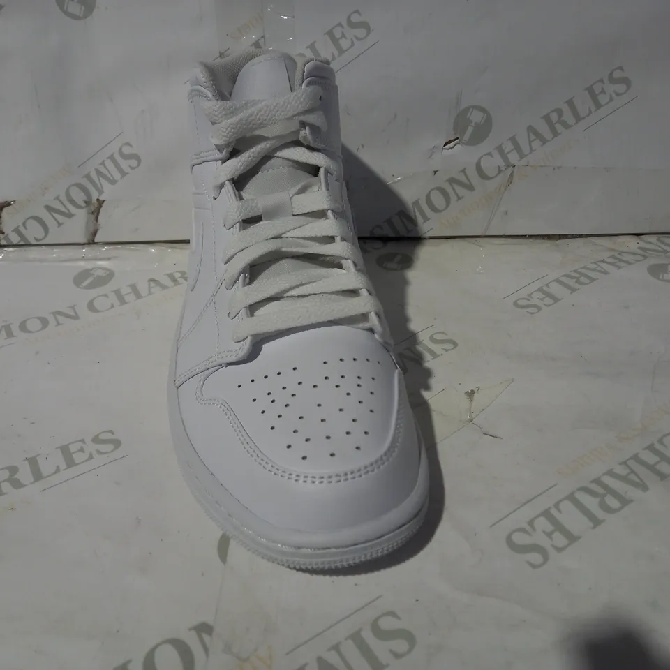 BOXED PAIR OF DESIGNER SHOES IN THE STYLE OF NIKE AIR JORDAN IN WHITE UK SIZE 7